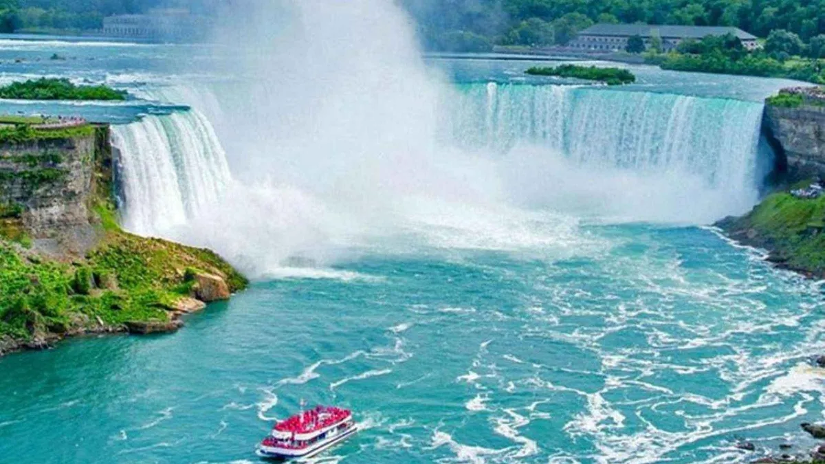 Floral Clock and Whirlpool, 3+ hours free on a Niagara Falls tour from Toronto, Ontario
