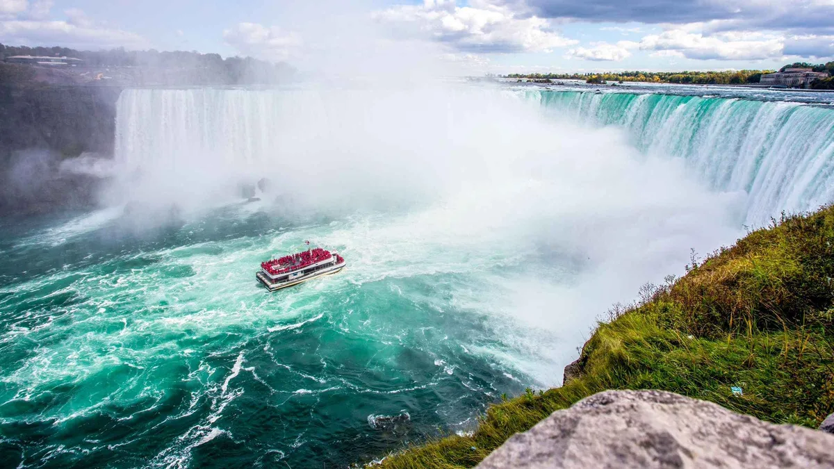 Budget coach, add-ons paid in cash on a Niagara Falls tour from Toronto, Ontario