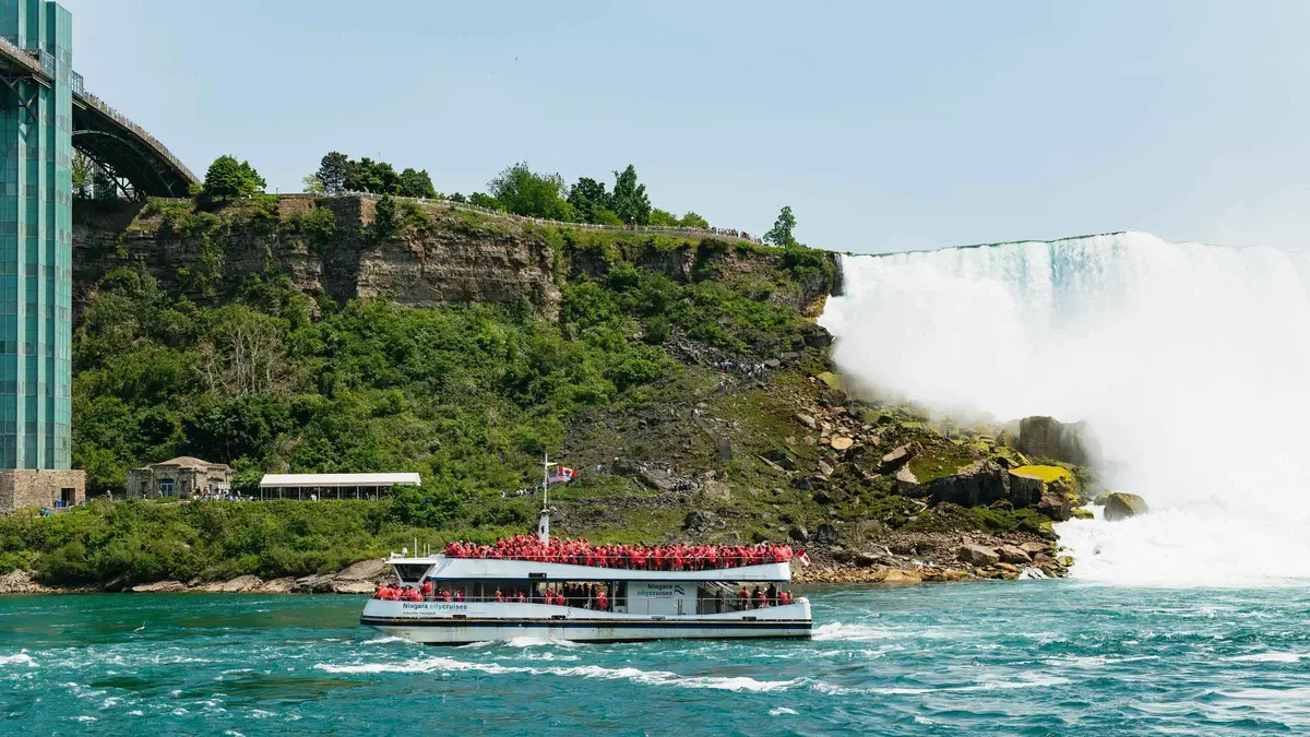 Winery tasting, Niagara-on-the-Lake, lunch option on a Niagara Falls tour from Toronto, Ontario