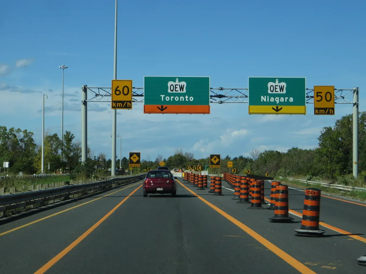 The QEW highway between Toronto and Niagara on a Niagara Falls tour from Toronto