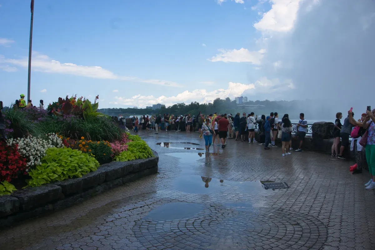 Visitors on the Table Rock promenade beside the Horseshoe Falls on a Niagara Falls tour from Toronto